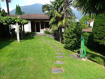 Ferienwohnung in Ascona - Blick Garten Haus