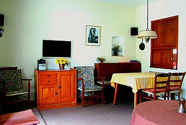 Ferienwohnung in Ascona - Wohnzimmer, Essplatz, TV & Radio