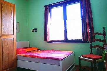 Ferienwohnung in Ascona - Kinderzimmer, Bett am Fenster