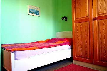 Ferienwohnung in Ascona - Kinderzimmer, Bett an der Innenwand