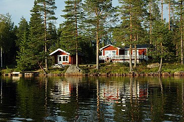 Ferienhaus in Malung - Links ist das Sauna Blockhaus mit der Badbrücke