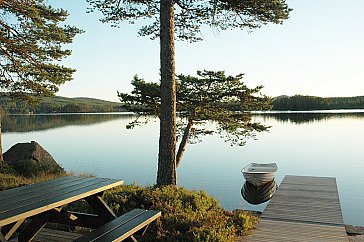 Ferienhaus in Malung - Vor dem Sauna Gebäude ist ein grosses Sonnendeck