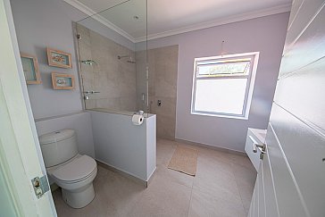 Ferienwohnung in Kapstadt-Constantia - Suite Shiraz - Second Bathroom