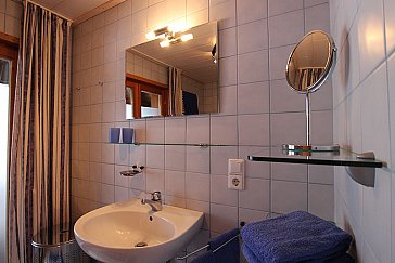 Ferienwohnung in Bernau im Schwarzwald - Dusche/WC Wohnung 3