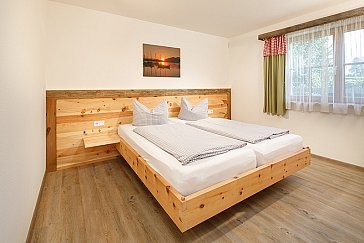 Ferienhaus in Dietringen - Schlafzimmer mit Zirbenholzmöbeln