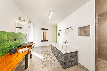 Ferienhaus in Dietringen - Grosses Badezimmer mit Rainfalldusche