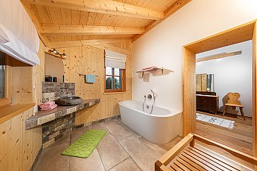 Ferienhaus in Dietringen - Bad mit Badewanne und Rainfalldusche