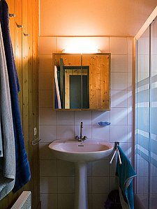 Ferienhaus in Lacanau - Dusche mit Waschbecken