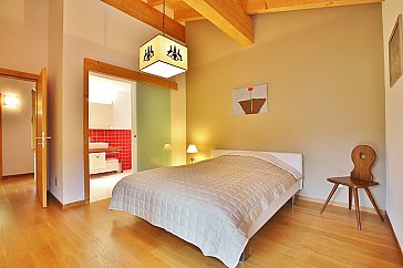 Ferienhaus in Davos-Laret - Master Bedroom mit Bad