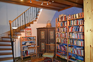 Ferienhaus in Kals am Grossglockner - Eingangsbereich mit Bibliothek