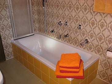 Ferienhaus in Kals am Grossglockner - Badezimmer mit Badewanne