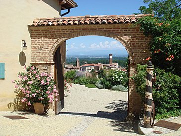 Ferienhaus in Mombaruzzo - Geöffnetes Eigangstor zum Haus und Innenhof