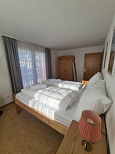 Ferienwohnung in Valbella - Schlafzimmer mit Doppelbett-Hüslernäst