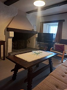 Ferienhaus in Aurigeno - Wohnzimmer mit Kamin