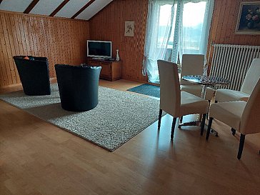 Ferienwohnung in Egg bei Einsiedeln - Wohnzimmer mit kleinem Balkon und Leseecke