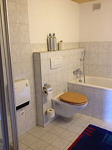 Ferienhaus in Camuns - Bad Dusche WC