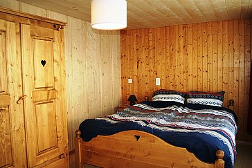 Ferienwohnung in Blatten-Belalp - Schlafzimmer mit Doppelbett