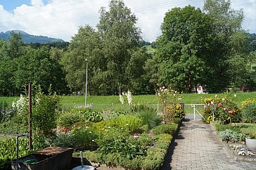 Ferienhaus in Flums - Garten im Sommer