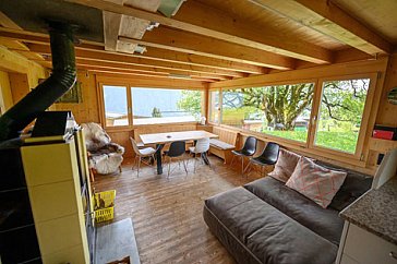 Ferienhaus in Braunwald - Wohnzimmer mit Sofa und Esstisch