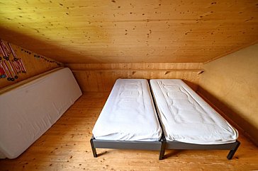 Ferienhaus in Braunwald - Schlafzimmer mit Einzelbetten und Matratzen