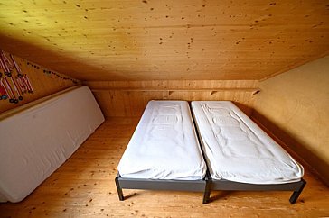 Ferienhaus in Braunwald - Schlafzimmer mit Einzelbetten und Matratzen