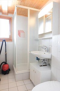 Ferienhaus in Les Collons - Badezimmer mit Dusche und WC