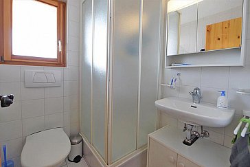 Ferienhaus in Les Collons - Badezimmer mit Dusche und WC
