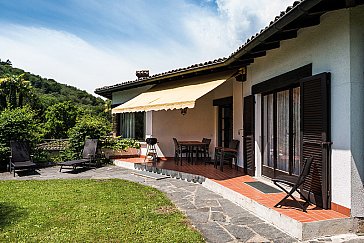 Ferienhaus in Curio - Terrasse am Haus