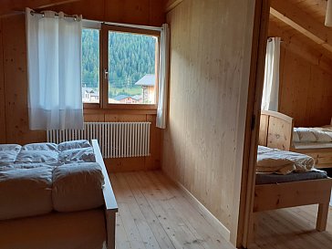 Ferienhaus in Obergesteln - Doppelzimmer mit Doppelbett und 2 Einzelbett