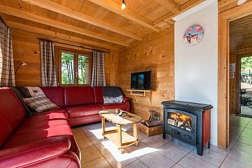 Ferienhaus in Châtel - Wohnraum mit offenem Kamin