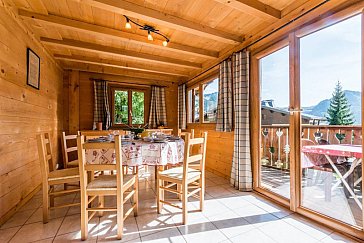 Ferienhaus in Châtel - Esstisch und Balkonzugang
