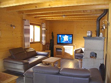 Ferienhaus in Châtel - Wohnzimmer mit Kachelofen