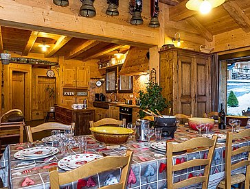 Ferienhaus in Châtel - Essbereich mit Blick zur offenen Küche